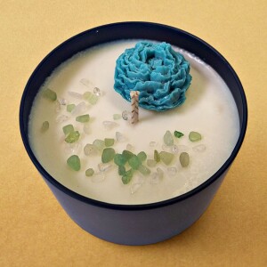 Vonná svíčka s kytičkou a minerály Vypni svět a zapal mě