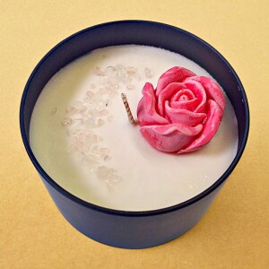 Vonná svíčka s kytičkou a minerály Mojí lásce