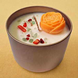 Vonná svíčka s kytičkou a minerály Inspiracce