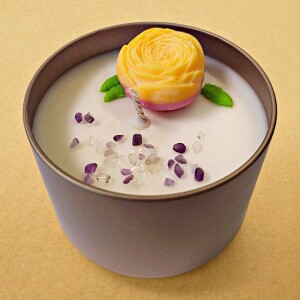 Vonná svíčka s kytičkou a minerály Přátelství